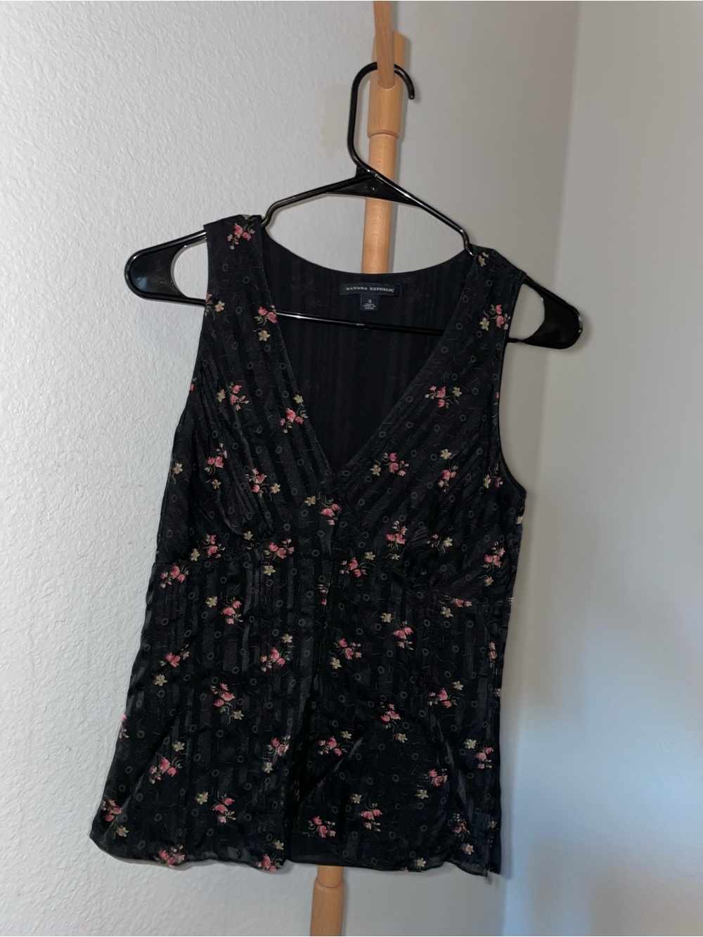 Banana Republic Black Floral V-Neck Sleeveless Camisole